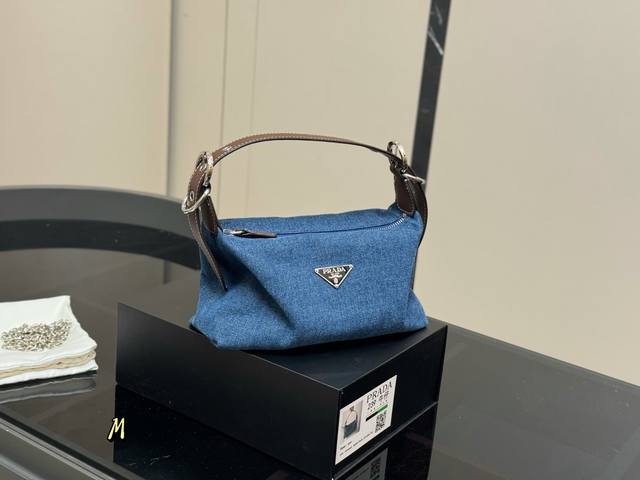 配盒 韩国订单 Size：25.16Cm普拉达 Hobo便当看到实物真的堪称完美！包装设计超级方便和舒服！上身氛围感满满随手一拎 就很有范儿