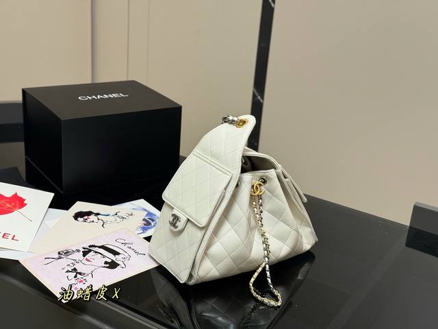 配折叠盒飞机盒Chanel 25Bag 小号真绝绝子今年香奈儿25S系列简直美爆...这只Hobo是个小号尺寸个人觉得比较日常鱼子酱的质感颗粒没这么重反而很细腻
