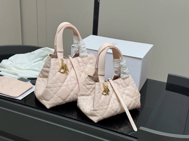 配盒 升级版Size：30*20Cm 23*15Cm迪奥 超火的Toujours 购物袋个人觉得 包型真的很耐看！又休闲 又优雅！现在它很火哦！Size 大小刚