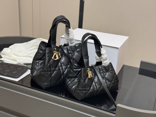 配盒 升级版Size:30*20Cm 23*15Cm迪奥 超火的Toujours 购物袋个人觉得 包型真的很耐看!又休闲 又优雅!现在它很火哦!Size 大小刚 配盒 升级版Size:30*20Cm 23*15Cm迪奥 超火的Toujours 购物袋个人觉得 包型真的很耐看!又休闲 又优雅!现在它很火哦!Size 大小刚