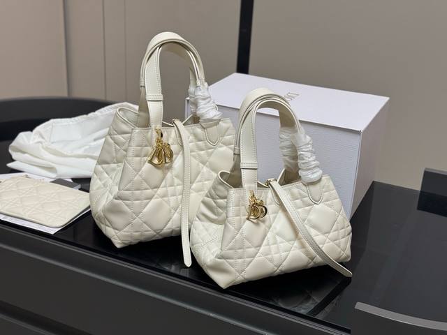 配盒 升级版Size:30*20Cm 23*15Cm迪奥 超火的Toujours 购物袋个人觉得 包型真的很耐看!又休闲 又优雅!现在它很火哦!Size 大小刚 配盒 升级版Size:30*20Cm 23*15Cm迪奥 超火的Toujours 购物袋个人觉得 包型真的很耐看!又休闲 又优雅!现在它很火哦!Size 大小刚