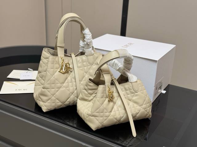 配盒 升级版Size：30*20Cm 23*15Cm迪奥 超火的Toujours 购物袋个人觉得 包型真的很耐看！又休闲 又优雅！现在它很火哦！Size 大小刚