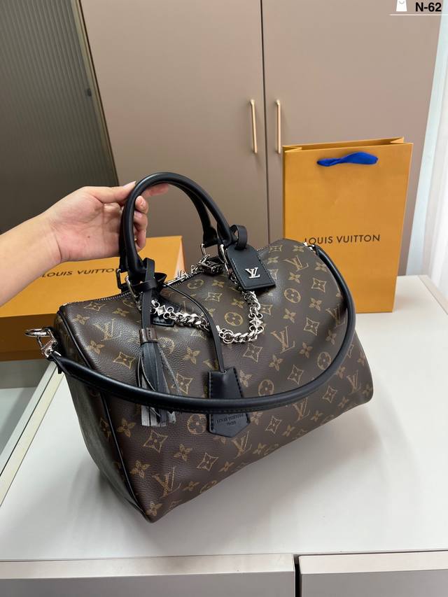 芯片版本 Lv路易斯威登枕头包经典系列 时尚百搭独特的艺术气息颜值高 日常出街首选N-62尺寸29×22折叠盒