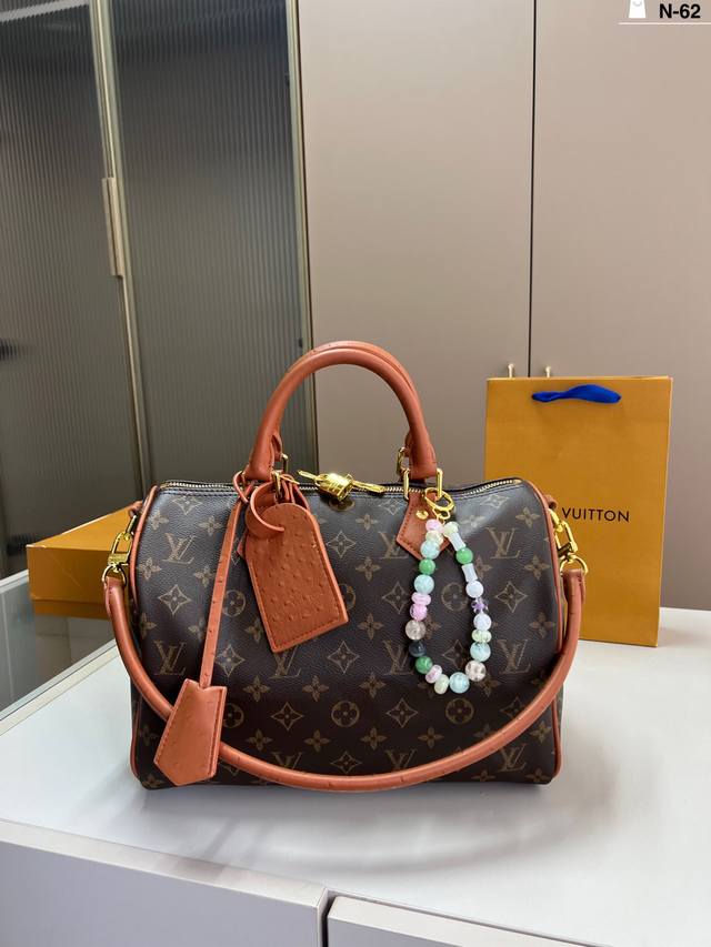 芯片版本 Lv路易斯威登枕头包经典系列 时尚百搭独特的艺术气息颜值高 日常出街首选N-62尺寸29×22折叠盒