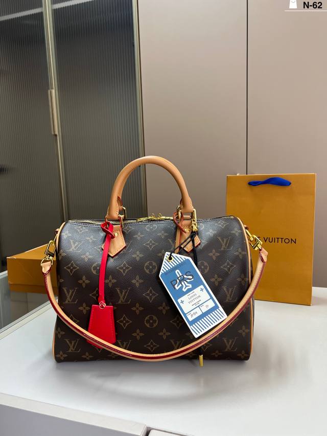 芯片版本 Lv路易斯威登枕头包经典系列 时尚百搭独特的艺术气息颜值高 日常出街首选N-62尺寸29×22折叠盒