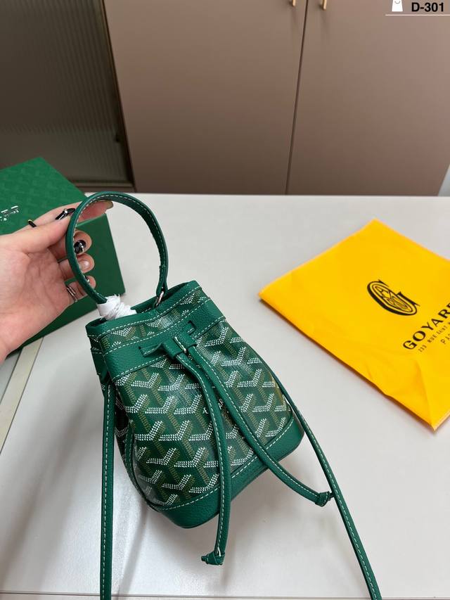 戈雅Goyard 水桶包时髦感一秒来袭是美女们喜欢的调调～ D-301尺寸12×16折叠盒