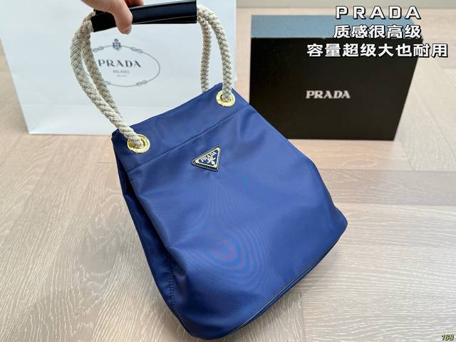 普拉达Prada质感很高级容量超级大也很耐用日常出街背它回头率百分百就是这种随性慵懒感 尺寸26 27