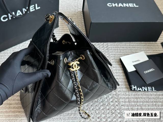 双色五金 配盒Chanel 25S Hobo小号真绝绝子今年香香25S系列简直美爆...这只Hobo是个小号尺寸个人觉得比较日常油腊皮的质感没这么重反而很细腻 双色五金 配盒Chanel 25S Hobo小号真绝绝子今年香香25S系列简直美爆...这只Hobo是个小号尺寸个人觉得比较日常油腊皮的质感没这么重反而很细腻