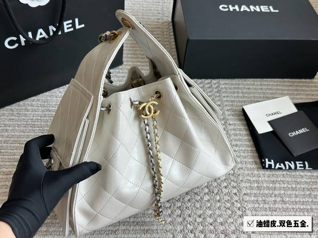 双色五金 配盒Chanel 25S Hobo小号真绝绝子今年香香25S系列简直美爆...这只Hobo是个小号尺寸个人觉得比较日常油腊皮的质感没这么重反而很细腻