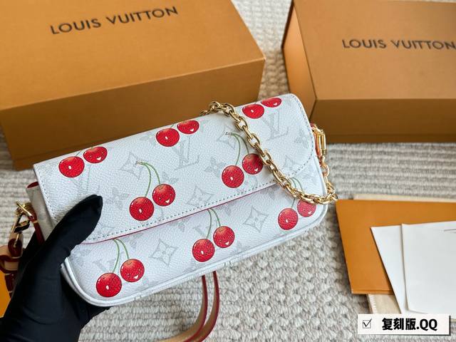 配盒Size：22*12Cml家 蓝色Ivy Woc实物奶呼呼滴~超级适合夏天双链条设计的麻将包可斜挎可单肩可手提内置卡槽 可爱好用！