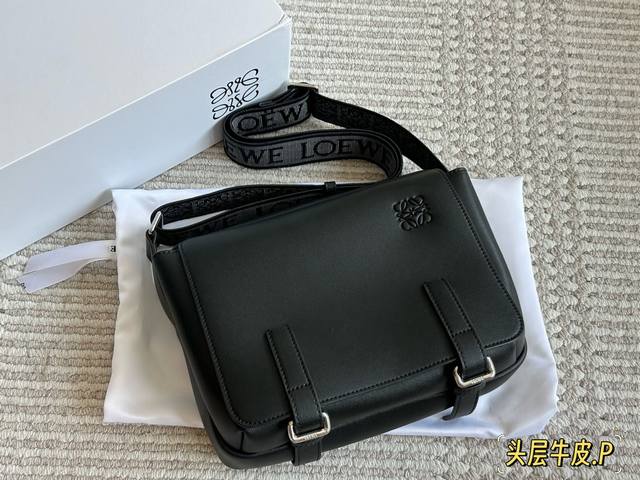 牛皮版本 Loewe 罗 意威 男包新款 Military 宽肩带印花翻盖邮差包单肩斜挎包 品 包包容量很大配上字母肩带 上身超级好看！容量大牛皮峦荔枝纹的比较