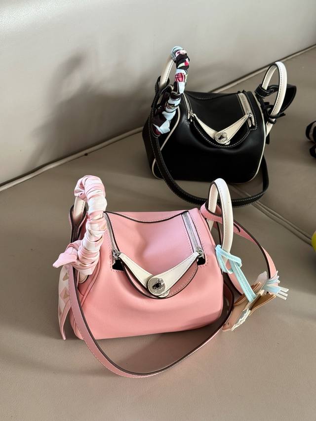 配盒子.丝巾.小马配件Size：19*13Cm头层牛皮！H家 Mini Lindy斜挎 手拎！妥妥的一枚小可爱！简直太适合春夏啦 拿着就有好心情哦！