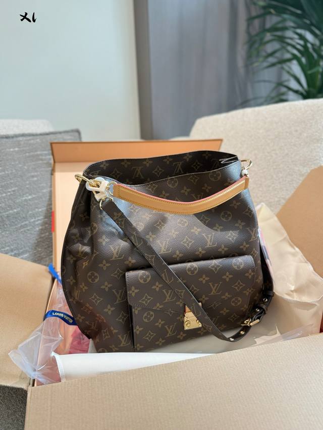 听说时髦星人都在背它 Lv Metis Hobo 来自2016年的Metis Hobo跟着小野马背包准没错说颜值在一众老花大包中脱颖而出,慵懒又随性治包包容量够 听说时髦星人都在背它 Lv Metis Hobo 来自2016年的Metis Hobo跟着小野马背包准没错说颜值在一众老花大包中脱颖而出,慵懒又随性治包包容量够