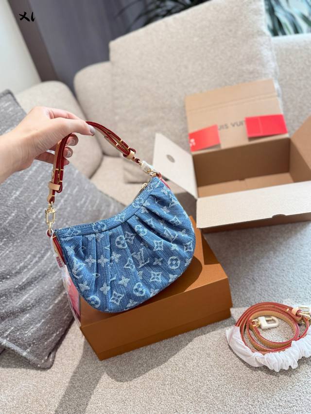 Lv你真的太会了牛仔腋下包回归Lv牛仔手袋卷土重来如果你还有没有拥有一款腋下包 Pochette Valley真的不容错过材质:棉质牛仔包身Vvn肩带金属链条