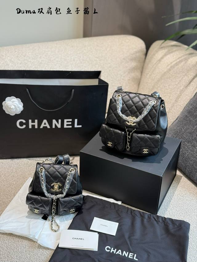 鱼子酱Chanel Duma青蛙双肩包Chanel Duma青蛙双肩包由于她双口袋的在线非常可爱像两个大大的眼睛所以也叫它青蛙双肩侧面比较有型会比单口袋Duma