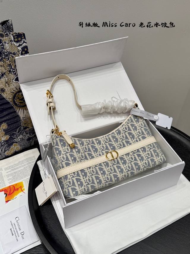 礼盒包装 Dior迪奥 水饺包老花喜欢腋下包的有福啦！Miss Caro系列的这款迷你单肩包性价比极高，线条自然流畅看着虽小，但装Promax还绰绰有余很适合日