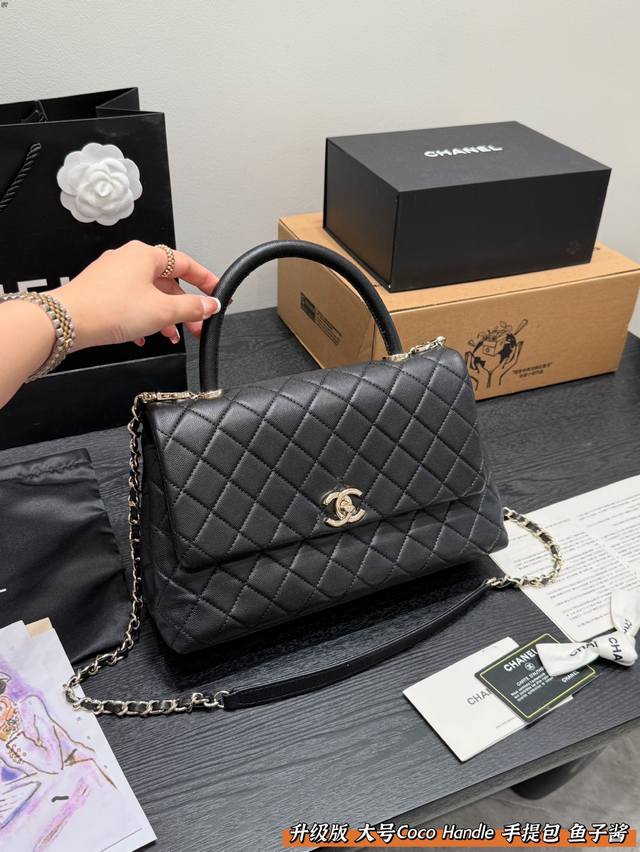 礼盒包装升级版！尺寸28.18Cm香奈儿Chanel Coco Handle赛尔兹堡系列 经典刺绣菱格Coco Handle 的受欢迎程度堪比Cf，在香奈儿的手