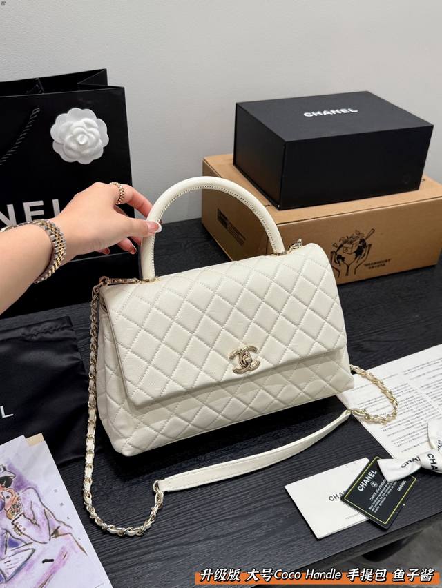 礼盒包装升级版！尺寸28.18Cm香奈儿Chanel Coco Handle赛尔兹堡系列 经典刺绣菱格Coco Handle 的受欢迎程度堪比Cf，在香奈儿的手