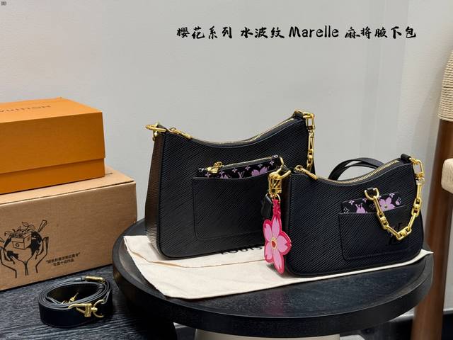 礼盒包装Size：20*13Cm小号 25*18Cm大号Lv Marelle樱花系列绝美腋下包麻将包一只奶呼呼的 Marellini水波纹非常洋气 ~上身显气质