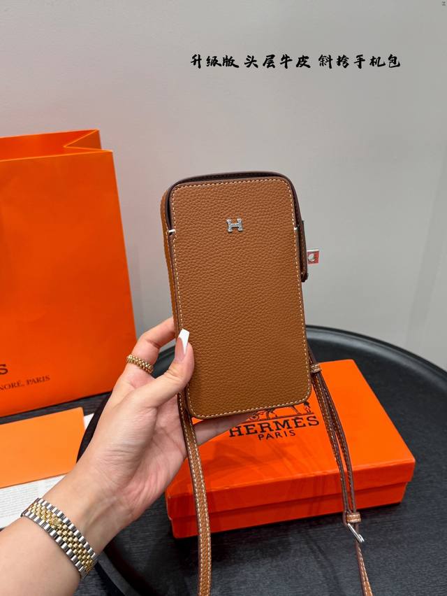 礼盒包装头层牛皮爱马仕Hermes新款全皮手机包，可手拎单肩斜挎，多功能，肩带可以调节长短。很适合来一款这样的小包，刚好放个手机钥匙纸巾等一些小东西刚刚好。尺寸