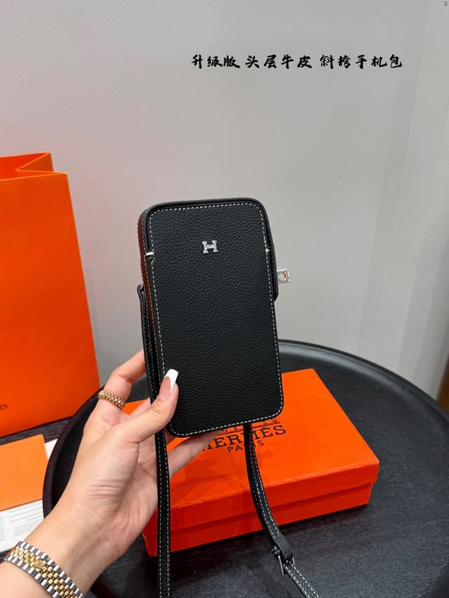 礼盒包装头层牛皮爱马仕Hermes新款全皮手机包，可手拎单肩斜挎，多功能，肩带可以调节长短。很适合来一款这样的小包，刚好放个手机钥匙纸巾等一些小东西刚刚好。尺寸