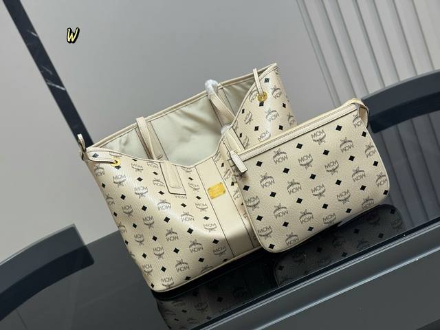 米色 配飞机盒Size：34*30Cm 真心的觉得好看！！简单的Mcm购物袋！都是无比的好看！1包中包2双面购物袋3里面小包还可以单用哦！