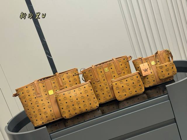 配飞机盒Size:34*30Cm 31*26Cm 22*21Cm真心的觉得好看!!简单的Mcm购物袋!都是无比的好看!1包中包2双面购物袋3里面小包还可以单用哦 配飞机盒Size:34*30Cm 31*26Cm 22*21Cm真心的觉得好看!!简单的Mcm购物袋!都是无比的好看!1包中包2双面购物袋3里面小包还可以单用哦