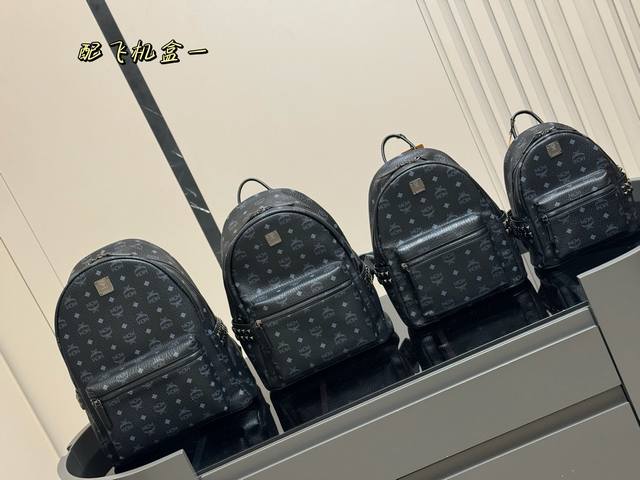 配飞机盒Mcm经典双肩包立体而自然 对花剪裁以中轴为对称中心线的上线倒向对称，十分完整完美，尤其包型 超有弧度感的！尺寸: 21*27Cm 小号 26*33Cm