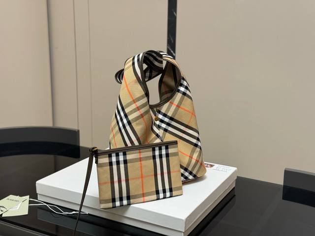 无盒Size:26.22Cm巴宝莉｜敲可爱的Hobo水桶包~多配色、手提斜挎随心搭配~