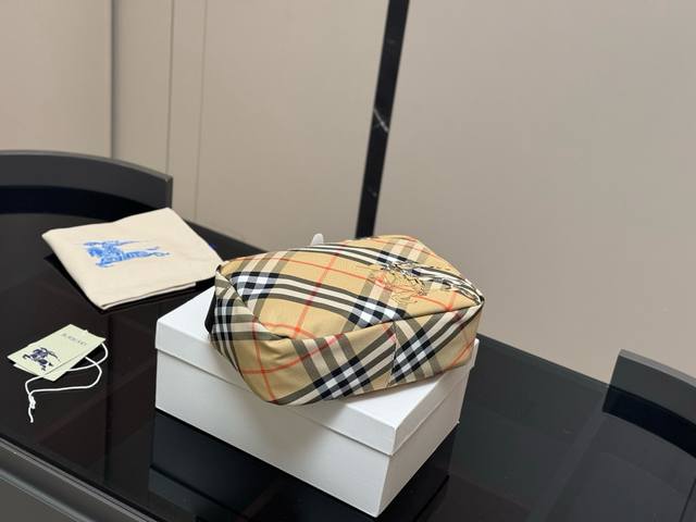 配盒Size：26.18Cm巴宝莉新款相机包最新面料格纹！日常潮流穿搭，时尚穿搭，完全没问题哦颜值担当男女都可！