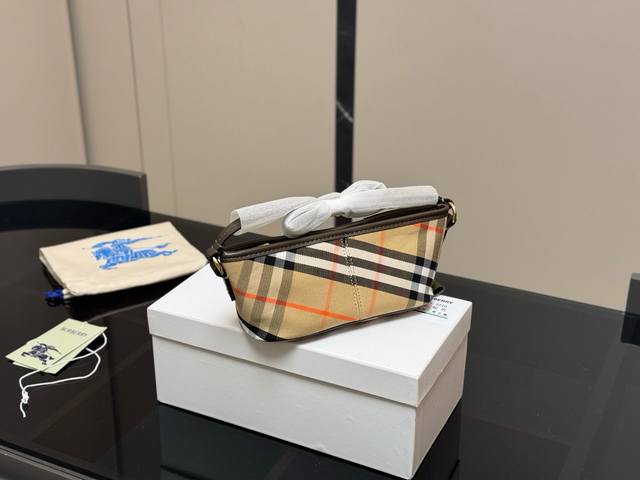 配盒Size：20*9Cm巴宝莉法棍Hobo这款背包以标志性Burberry Trench风衣的独创面料作为灵感来源，采用与棉质嘎巴甸同为密织结构的柔韧尼龙材质