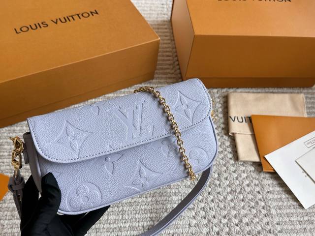 配盒Size：22*12Cml家 蓝色Ivy Woc实物奶呼呼滴~超级适合夏天双链条设计的麻将包可斜挎可单肩可手提内置卡槽 可爱好用！