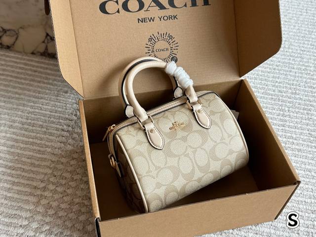 全套包装 Size：18*12Cmc家 23Ss枕头包 新品超级可爱的迷你波士顿经典的小号的 Size小小的身体，大大的容量！渠道货很难得哦！搜索Coach 枕