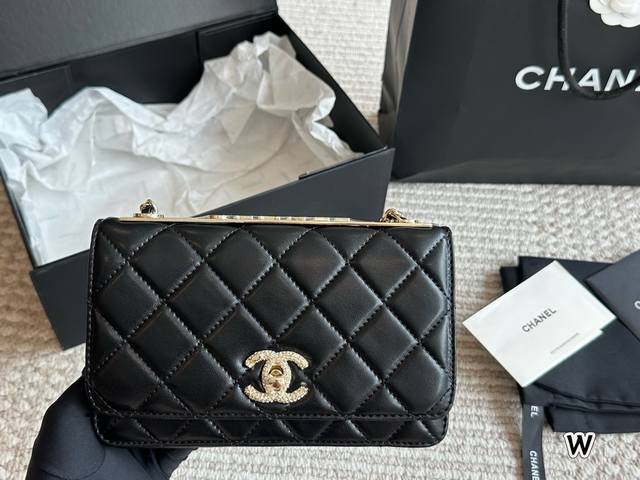 钻扣 配盒 Size ：19*12Cm小香家 发财包 Woc Trendy品质很不错！包包有卡位 有暗袋！很实用！