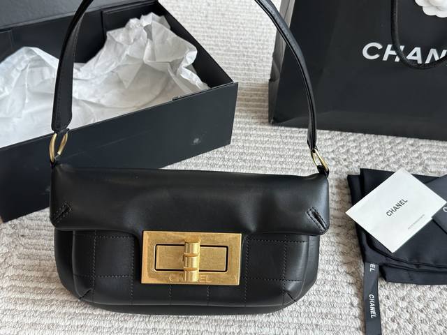 配盒Size 26 15Cm 小香家 2.55大方锁上身仙气满满哦！滑滑的皮摸上去超舒服斜挎 手提 腋下