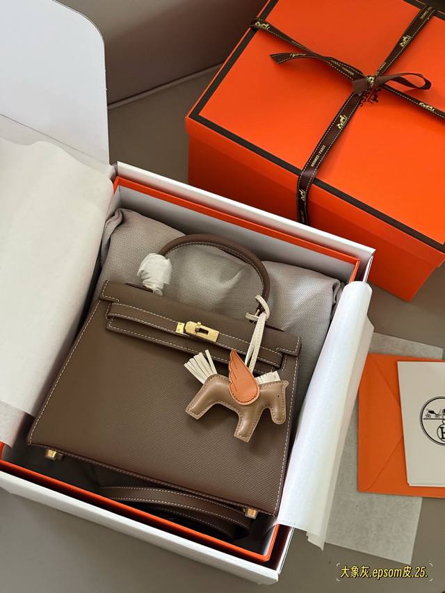 配盒尺寸：25*20Cmh家 爱马仕 Kelly25真的太太太太好看Epsom牛皮 包包特别又质感！