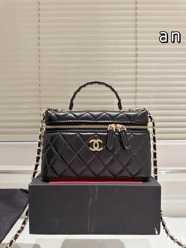 牛皮版本 香奈儿25C手提长盒子化妆包Chanel 25C小球手提长盒子 新元素设计的一款长盒子化妆包腰身线条感犹如艺术品，让人一见倾心。独特时尚韵味，简直优雅