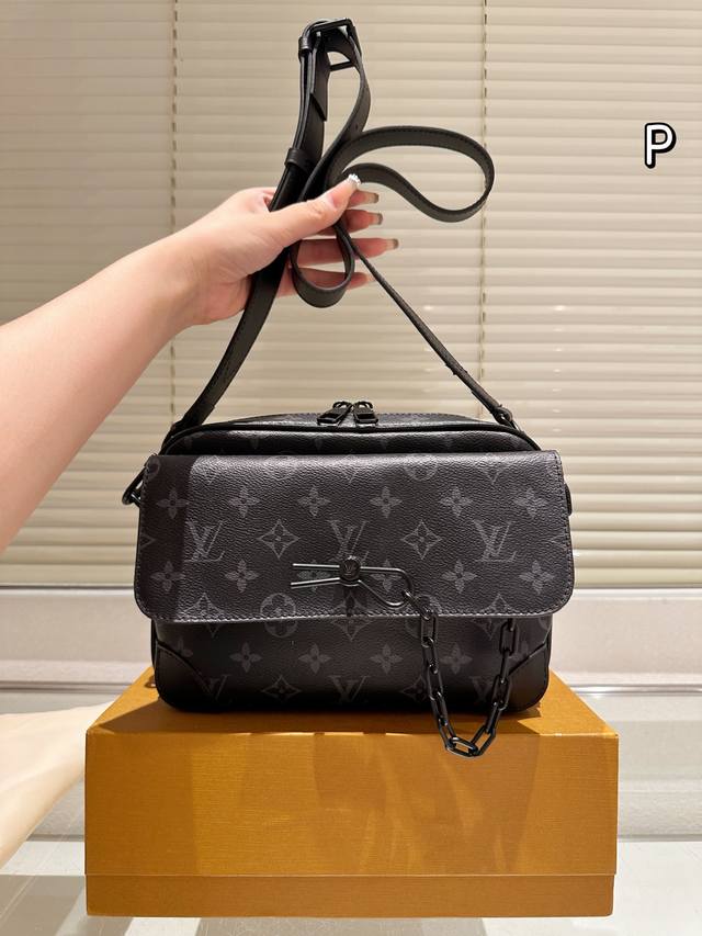 Lv Slock新款男生包包 Iv最新一季又出了很多老花男包我可太爱老花了买到就，是赚到。拿到手的实物比照片好看。Iv Slocksling，老花的腰包本来就不