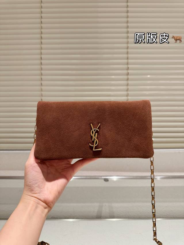 复刻版 麂皮 Ysl链条腋下包超级耐燥这个皮质真的是我最爱的皮质之一不怕刮牛皮的纹理也有质感 相比金链我更喜欢链非常耐看链条收包里可以完美当成手包一包两用简直赚