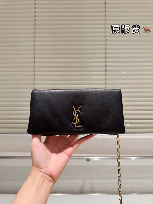 复刻版 Ysl链条腋下包超级耐燥这个皮质真的是我最爱的皮质之一不怕刮牛皮的纹理也有质感 相比金链我更喜欢链非常耐看链条收包里可以完美当成手包一包两用简直赚到啦作