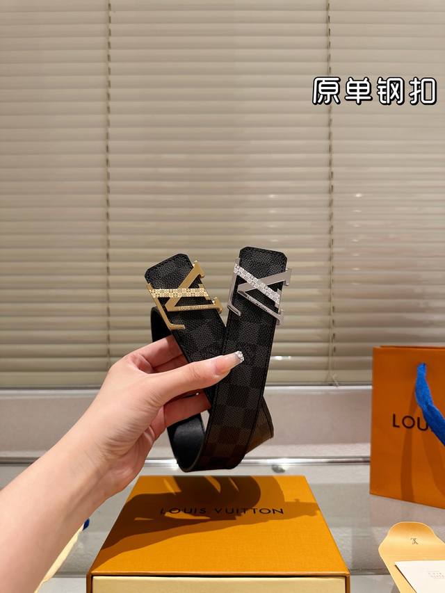 钢扣 高版本！腰带 Lv牛皮皮带～热门款 男女通用皮带里面最火的版本啦～质量很好 全套包装！五金绝对不褪色 皮带头和专柜一样的哦～ 配礼盒手提袋发票