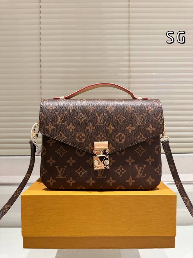 折叠礼盒高订款Size：25Cmlv 顶级品质邮差包经典老花邮差