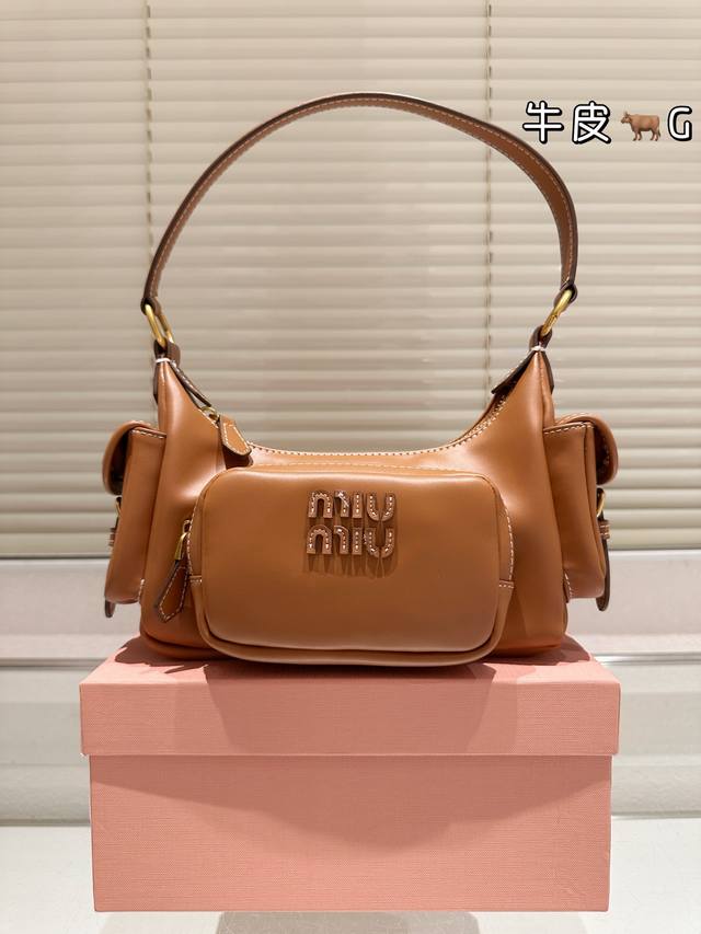 顶级原单 纯牛皮 Miumiu-机车包 Mini 新款 Softy Padded 手袋是对经典 Bauletto 造型的重新诠释,其简洁利落的剪裁彰显出该系列背 顶级原单 纯牛皮 Miumiu-机车包 Mini 新款 Softy Padded 手袋是对经典 Bauletto 造型的重新诠释,其简洁利落的剪裁彰显出该系列背