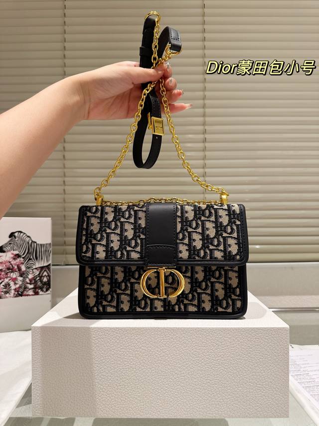 原版布 小号链条 真的很适合 Dior 蒙田#高级感穿搭 #笔记灵感Dior Montaigne 蒙田 自带法式复古感的老花蒙田经典款可可爱爱的小蒙田今年秋冬最 原版布 小号链条 真的很适合 Dior 蒙田#高级感穿搭 #笔记灵感Dior Montaigne 蒙田 自带法式复古感的老花蒙田经典款可可爱爱的小蒙田今年秋冬最