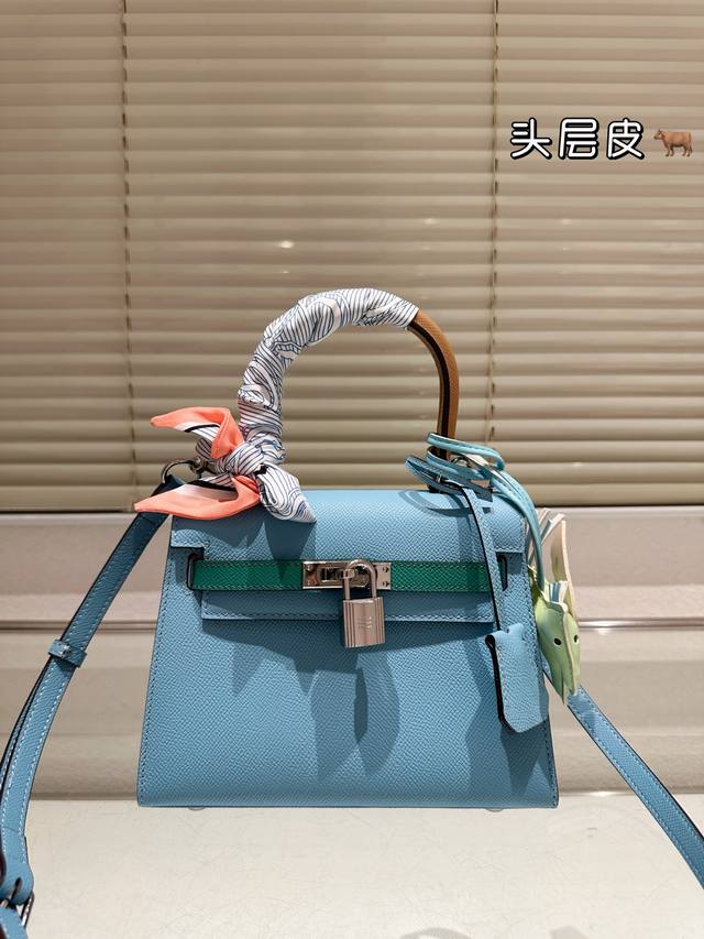 顶级原单 头层牛皮 Hermes 原版牛皮大耳朵Kelly超人气款宝贝市面上一包难寻啦，能回收到太太太幸运了，这次给大家带来超珍稀的三只大耳朵.上身大Pk~不仅