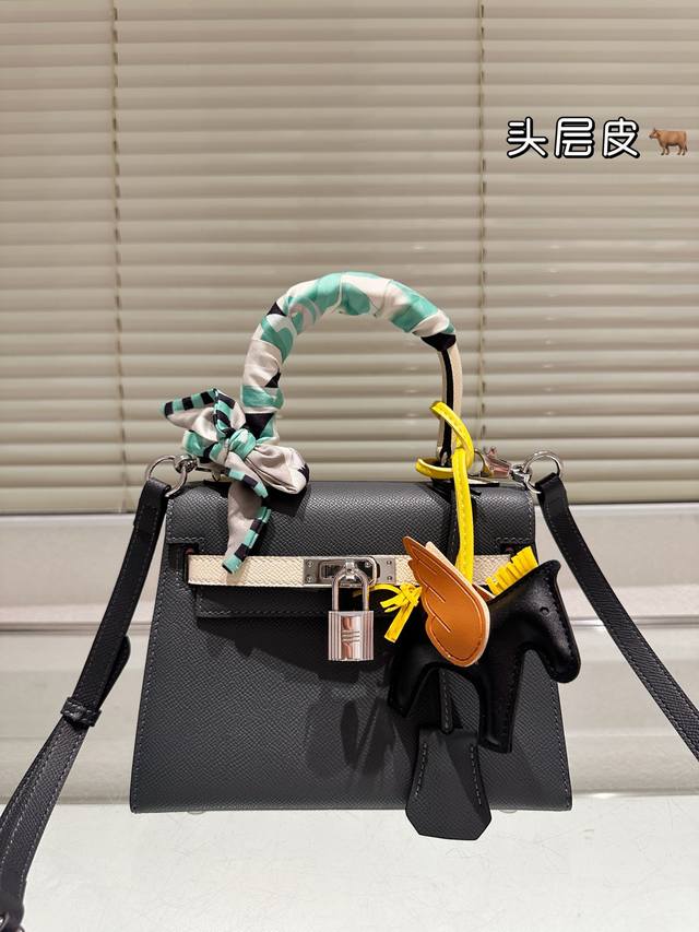 顶级原单 头层牛皮 Hermes 原版牛皮大耳朵Kelly超人气款宝贝市面上一包难寻啦，能回收到太太太幸运了，这次给大家带来超珍稀的三只大耳朵.上身大Pk~不仅