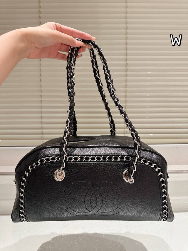 牛皮 Chanel 保龄球单肩包上身满满的惊喜高级慵懒又随性彻底心动的一只Size: 35 20Cm 牛皮 Chanel 保龄球单肩包上身满满的惊喜高级慵懒又随性彻底心动的一只Size: 35 20Cm