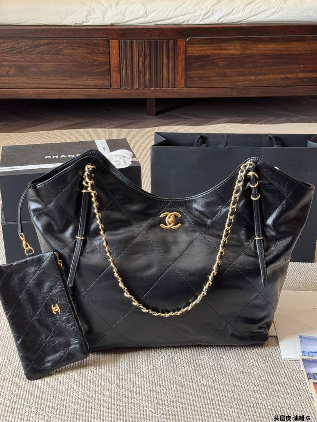 顶级原单 油蜡皮 香奈儿25S权志龙同款Hobo大小对比Gd同款这只包未上先火啦男女背都好看牛皮材质，皮质很软不愧是权志龙的挚爱款 上身松弛感直接拉满 真嘟是古