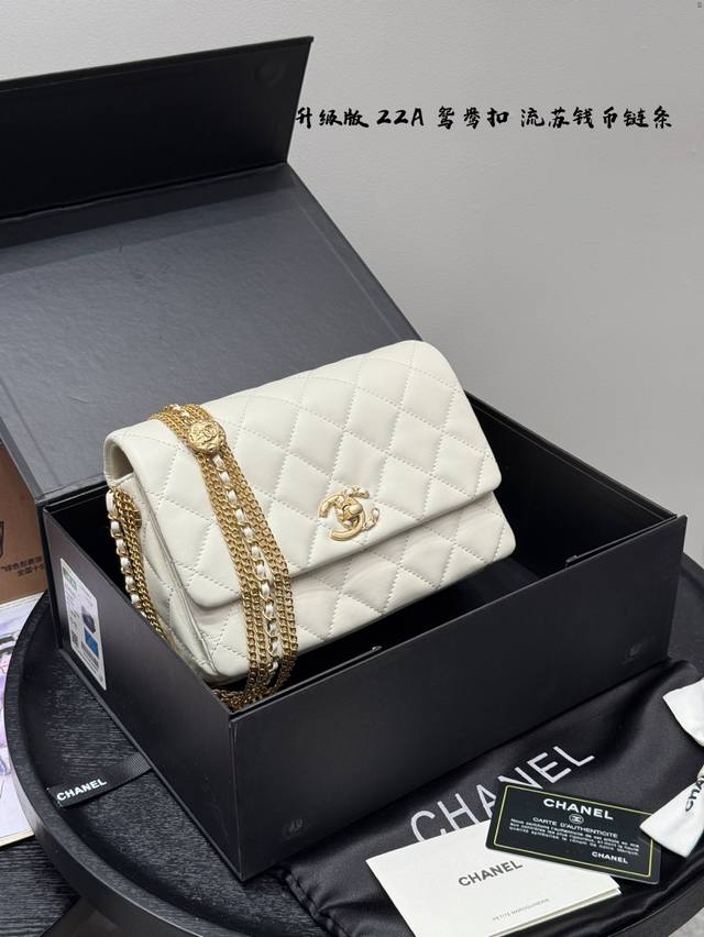 礼盒包装升级版!香奈儿Chanel钱币流苏Cf,绝美黑金香奈儿鸳鸯扣金币多层链条这高级感拿捏了Chanel钱币流苏Cf方胖子风琴包的组合既有容量又经典不管是日常 礼盒包装升级版!香奈儿Chanel钱币流苏Cf,绝美黑金香奈儿鸳鸯扣金币多层链条这高级感拿捏了Chanel钱币流苏Cf方胖子风琴包的组合既有容量又经典不管是日常