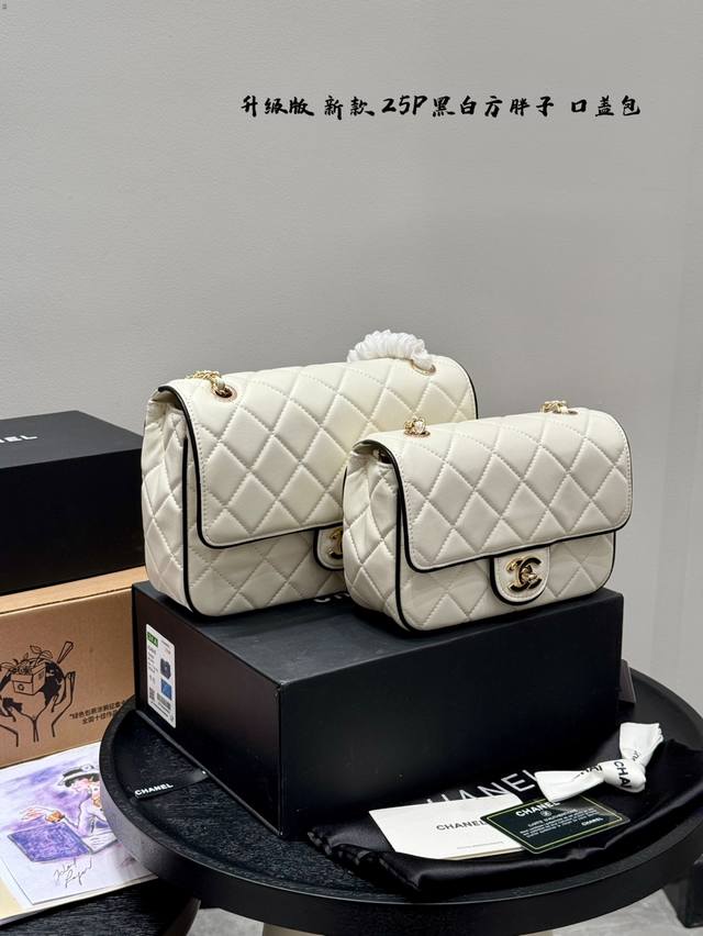 折叠盒升级版!Chanel香奈儿 25P黑白方胖子 链条包口盖包可以说是一见钟情的美包啦新款口盖包系列黑白熊猫配色都好看黑与白的永恒优雅,方胖子的圆润俏皮,这只 折叠盒升级版!Chanel香奈儿 25P黑白方胖子 链条包口盖包可以说是一见钟情的美包啦新款口盖包系列黑白熊猫配色都好看黑与白的永恒优雅,方胖子的圆润俏皮,这只